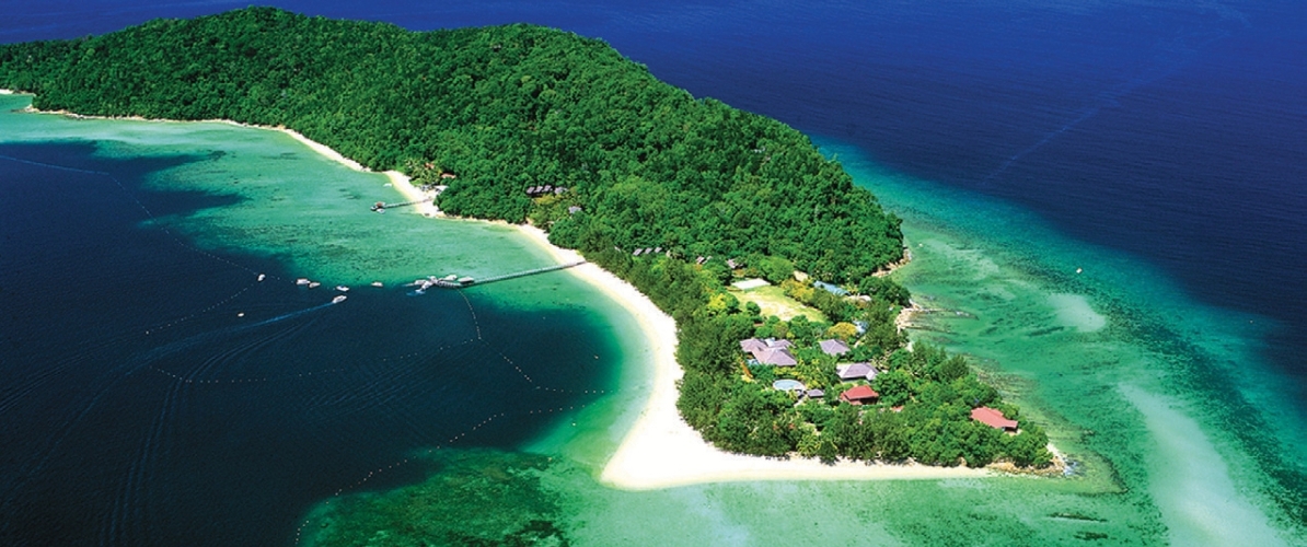 A breathtaking aerial view of an island in Tunku Abdul Rahman Park and Pulau Tiga